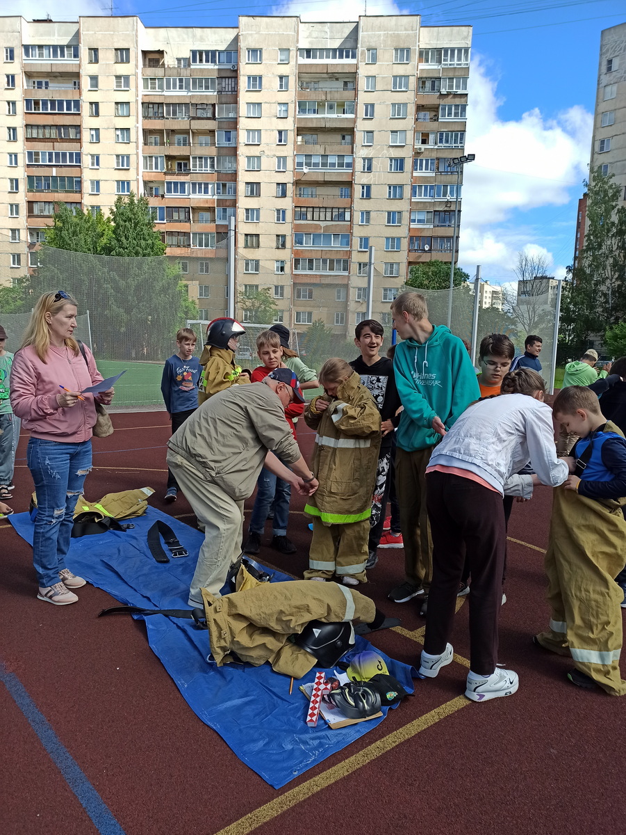 Спортивная эстафета для детей городского школьного лагеря в